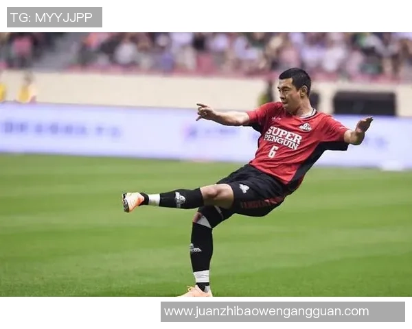 足球明星精彩瞬间大开脚踢球图片展示尽显运动魅力与激情