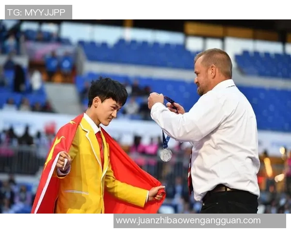 足球明星身披国旗展现爱国情怀激励年轻球员追逐梦想 足球明星身披国旗展现爱国情怀激励年轻球员追逐梦想